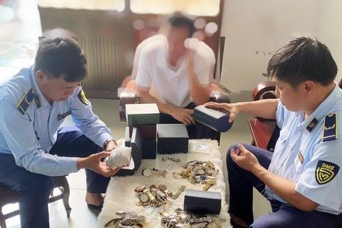 Chuyển vụ gần trăm đồng hồ giả hàng hiệu sang Công an xử lý