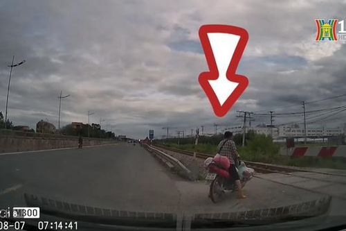 Xe máy cố tình vượt rào chắn đường sắt