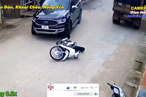 Tài xế ô tô đánh lái khó hiểu, kéo lê xe máy trên đường
