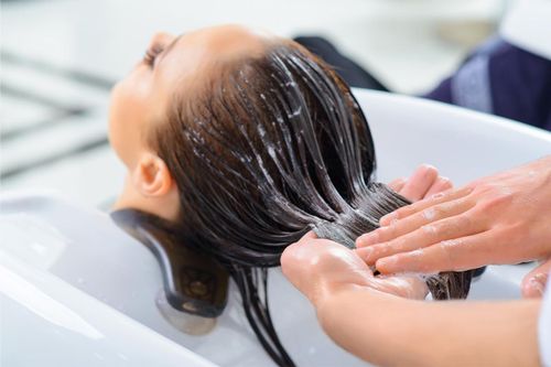 Muối kết hợp với dầu gội có công dụng bất ngờ