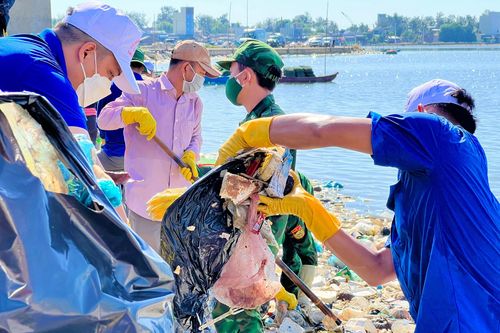 Hơn 600 người chung tay dọn 'biển' rác ở đầm nước mặn Sa Huỳnh