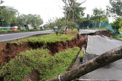 Tìm ra nguyên nhân bất thường gây sạt lở đất nhiều nơi, vết nứt dài hàng trăm mét