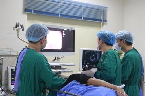 Cứu bệnh nhân hoại tử xoắn mạc nối lớn đại tràng góc gan