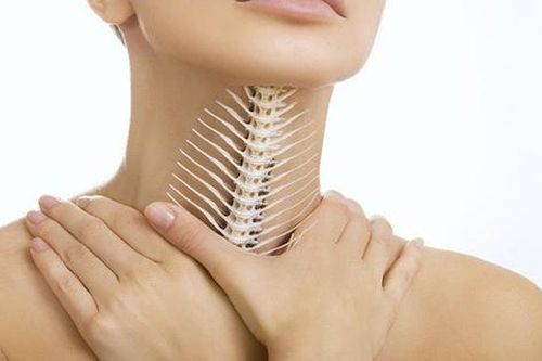 Hóc xương cá chữa mẹo không đúng cách sẽ gây hậu quả nghiêm trọng thế nào?