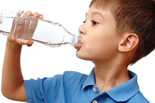 Bé 2 tuổi bỏng nặng do uống nhầm nước tẩy bồn cầu, bác sĩ chỉ cách sơ cứu đúng
