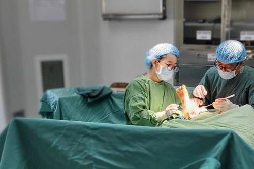 Tự mua thuốc điều trị bệnh gout, người đàn ông bị nhiễm trùng, chảy mủ, suy gan