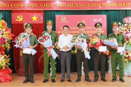 Khen thưởng lực lượng Công an điều tra, khám phá vụ án xảy ra trên không gian mạng