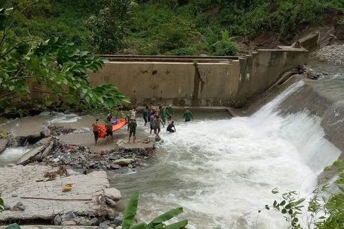 Sơn La: Thi thể 2 mẹ con bị nước lũ cuốn trôi 1km