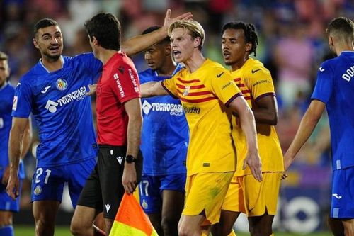 Barcelona bảo vệ ngôi vương bằng hàng công 'móm mém'