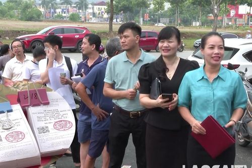 Khán giả xếp hàng từ 2h sáng, chờ mua vé xem VTV Cup tại Lào Cai
