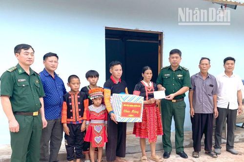 Bộ đội biên phòng Sơn La bàn giao nhà cho hộ nghèo xã biên giới