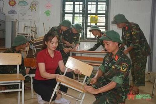 Bộ đội nỗ lực giúp nhà trường khắc phục hậu quả lũ dữ