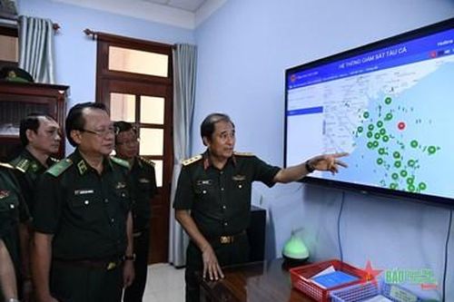 Thượng tướng Phùng Sĩ Tấn kiểm tra một số đơn vị tại tỉnh Bến Tre