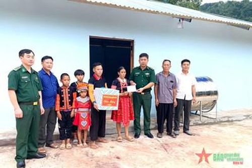 Sơn La: Đồn Biên phòng Chiềng Sơn bàn giao nhà tặng hộ nghèo nơi biên giới