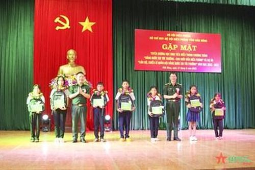 Bộ đội Biên phòng tỉnh Đắk Nông tuyên dương học sinh tiêu biểu trong chương trình 'Nâng bước em tới trường'