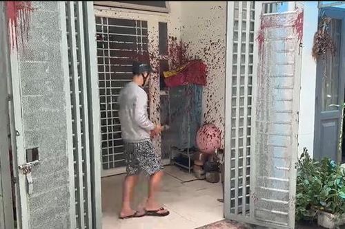 Tạt sơn, mắm tôm để đòi nợ, hai thanh niên phải vệ sinh nhà cho con nợ