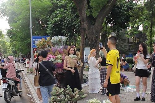 Náo nức 'check in' cùng những xe hoa trên phố Hà Nội