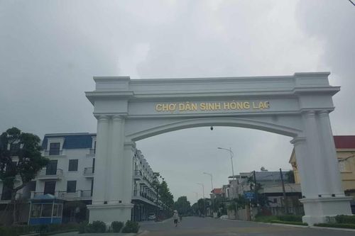 Hải Dương: Tiểu thương chê chợ tiền tỷ, bám đường buôn bán
