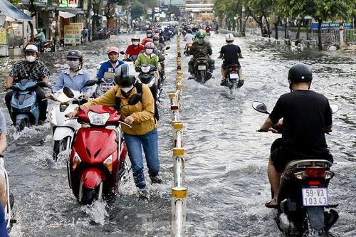 Sau cơn mưa chiều, nhiều tuyến phố ở TP HCM ngập nặng