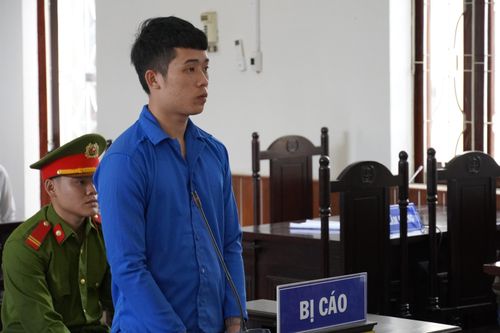 Bực tức vì bị chửi, nam thanh niên dùng dao đâm cha ruột