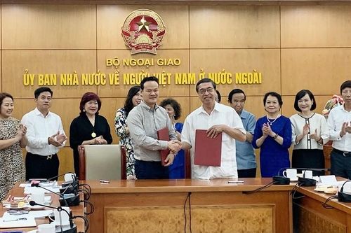 Triển khai chương trình phối hợp công tác về người Việt Nam ở nước ngoài