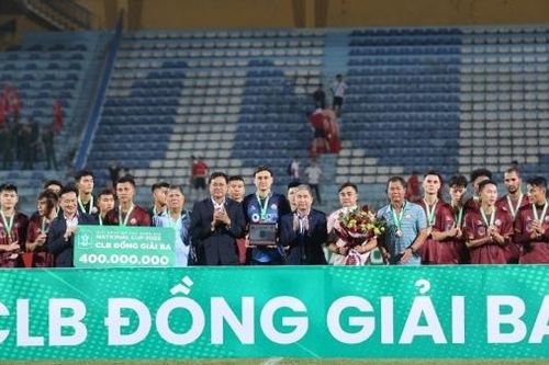 Hình ảnh thủ môn Văn Lâm và CLB Bình Định nhận Huy chương đồng Cúp quốc gia 2023
