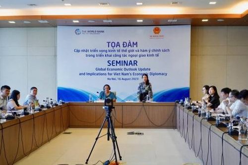 Thực hiện triển khai phương châm ngoại giao kinh tế lấy doanh nghiệp và địa phương làm trung tâm phục vụ