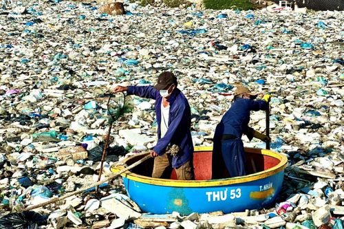 Quảng Ngãi: Hàng trăm người dân thu gom rác thải bảo vệ môi trường biển