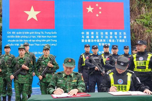 Phối hợp tuần tra song phương, giải quyết tốt các vụ việc xảy ra trên biên giới