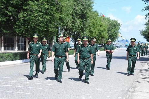 Thiếu tướng Nguyễn Anh Tuấn thăm và làm việc với Hải đoàn Biên phòng 18