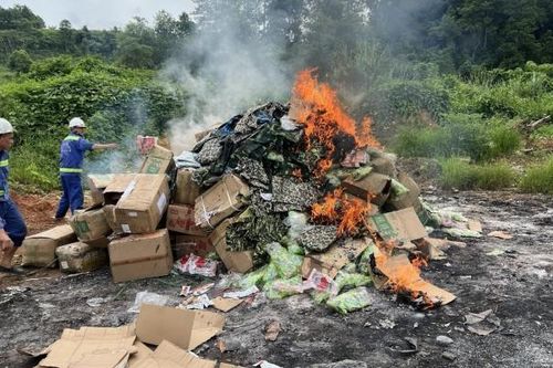 Lào Cai: Tiêu hủy nhiều bộ quần áo rằn ri và hàng hóa vi phạm bị thu giữ