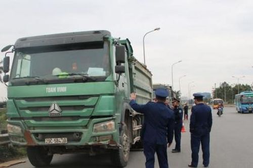 Tuyệt đối không chở hàng vượt quá tải trọng quy định và không che biển số xe