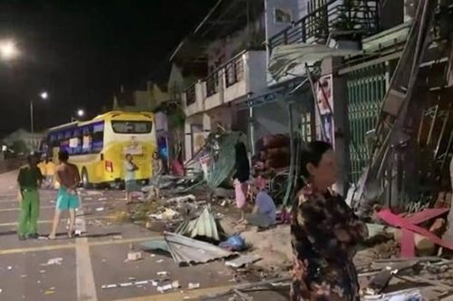 Bình Thuận: Xe khách giường nằm tông liên hoàn 9 nhà dân