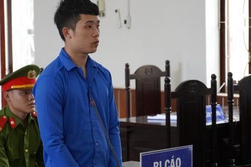 Kon Tum: Bị cha mắng vì không lo làm ăn, con trai cầm dao đâm cha trọng thương