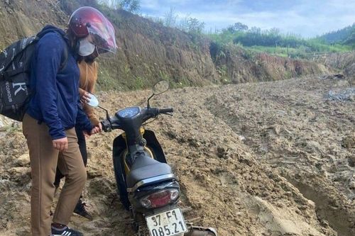 Lội bùn, vượt núi vận động học sinh đến trường