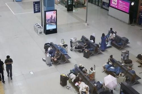 Hàng trăm hành khách mắc kẹt tại sân bay Nhật Bản