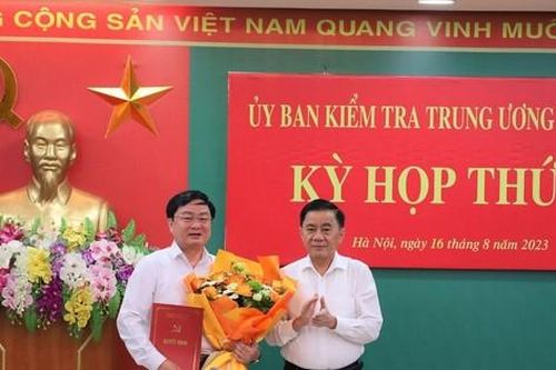 Triển khai quyết định của Bộ Chính trị, Ban Bí thư về công tác cán bộ