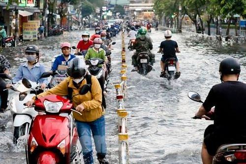 Mưa xối xả kéo dài, TPHCM ngập nặng khiến người dân vất vả lội nước về nhà