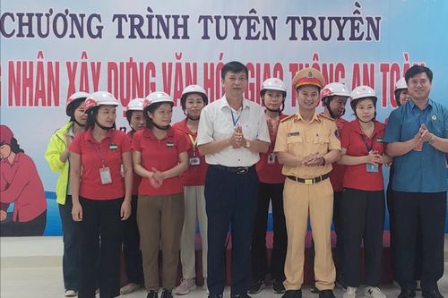 Công nhân xây dựng văn hóa giao thông an toàn