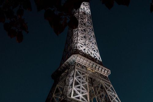 Phát hiện 2 du khách say xỉn ngủ qua đêm bên trong tháp Eiffel