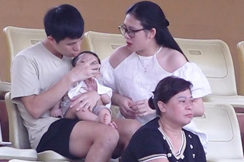 'Ông bố bỉm sữa' Đình Trọng bế con cổ vũ Bình Định đấu Viettel
