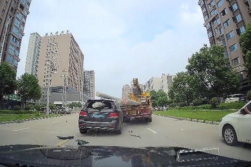 Xe sang Mercedes GLE bị cột điện chở sau xe tải đâm 'xuyên táo'