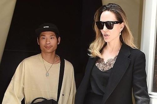 Con trai người Việt của Angelina Jolie cười tươi dù bị cửa ô tô suýt đập vào mặt