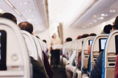 Nữ hành khách mua toàn bộ đậu phộng phục vụ trên máy bay để tránh bị dị ứng