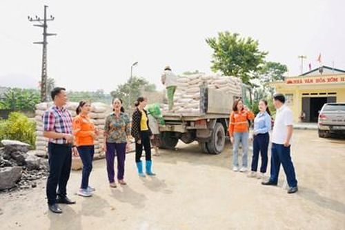 Công ty Núi Pháo ủng hộ huyện Đại Từ 3.000 tấn xi măng thực hiện phong trào 'mở rộng đường 6m'