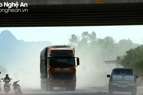 Bụi mịt mù, người dân 'thót tim' khi lưu thông trên Quốc lộ 7A