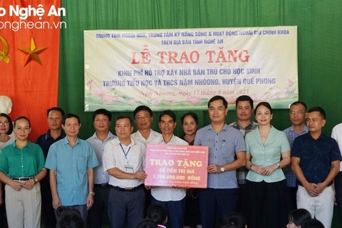 Trao tặng kinh phí xây dựng nhà bán trú cho học sinh Trường Tiểu học và THCS Nậm Nhoóng