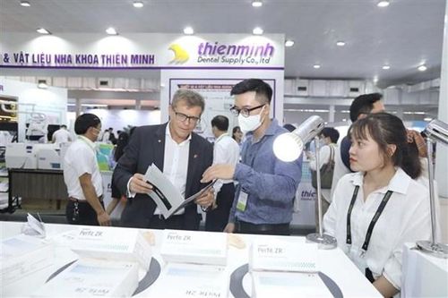 Ngày càng nhiều Việt kiều về Việt Nam khám bệnh Răng Hàm Mặt