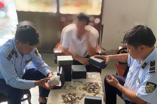 Kiên Giang: QLTT chuyển CQCSĐT vụ mua bán đồng hồ có dấu hiệu tội phạm