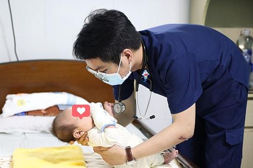 Bệnh nhi 20 ngày tuổi thoát di chứng viêm màng não mủ nhờ cấp cứu kịp thời